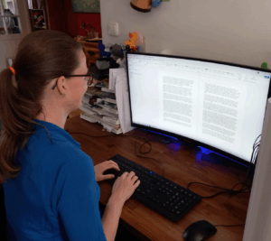 Rianne Bagerman achter de computer